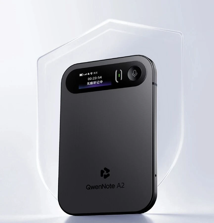QwenNote A2 黑色卡片式 AI 记录设备官方产品主图,展示正面屏幕、按键与机身结构